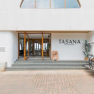 Tasana Bar And Luxury Resort